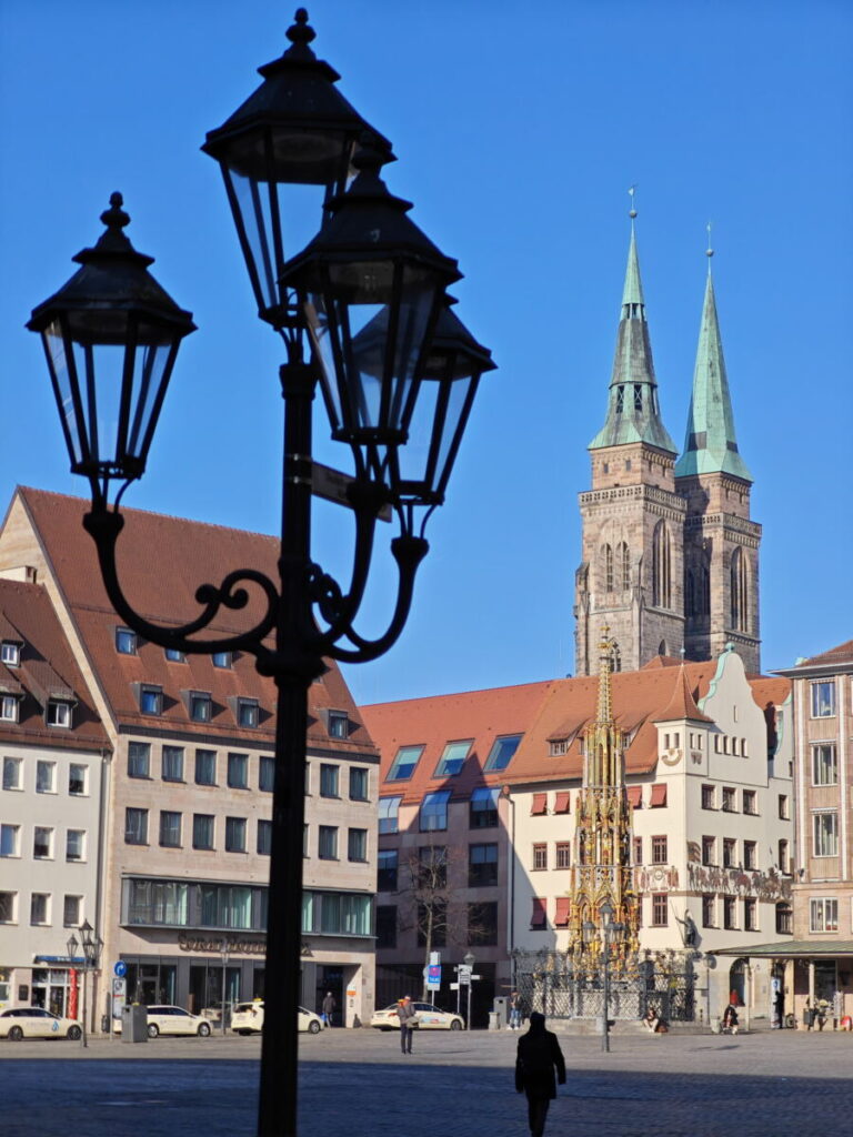 Blick von der Königstraße kommend über den Nürnberger Hauptmarkt